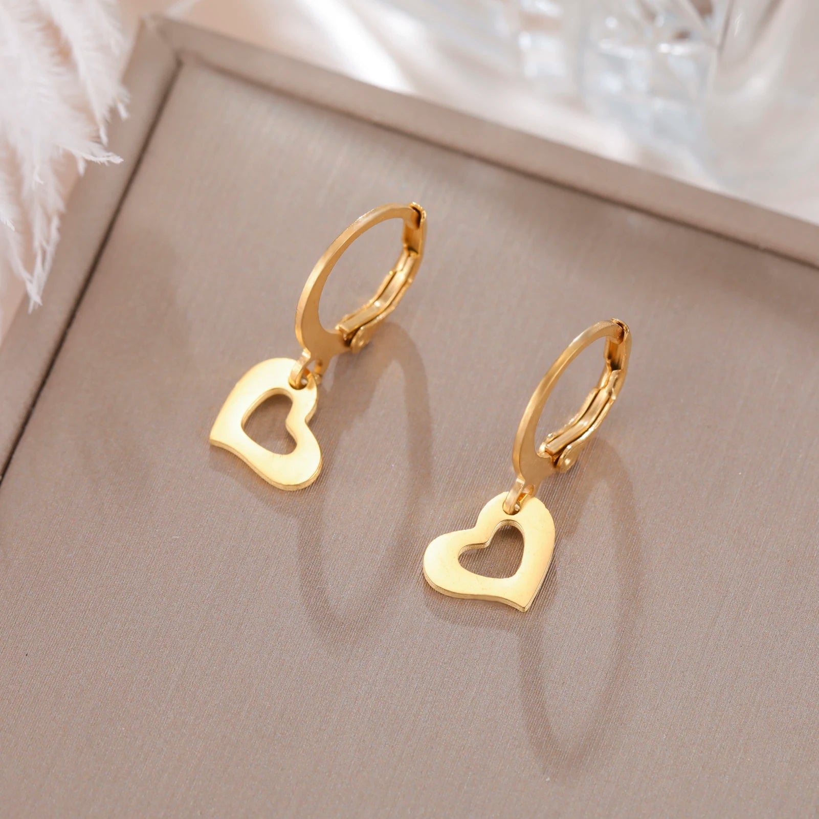 Boucles d’Oreilles Pendantes Coeur Elégant Doré