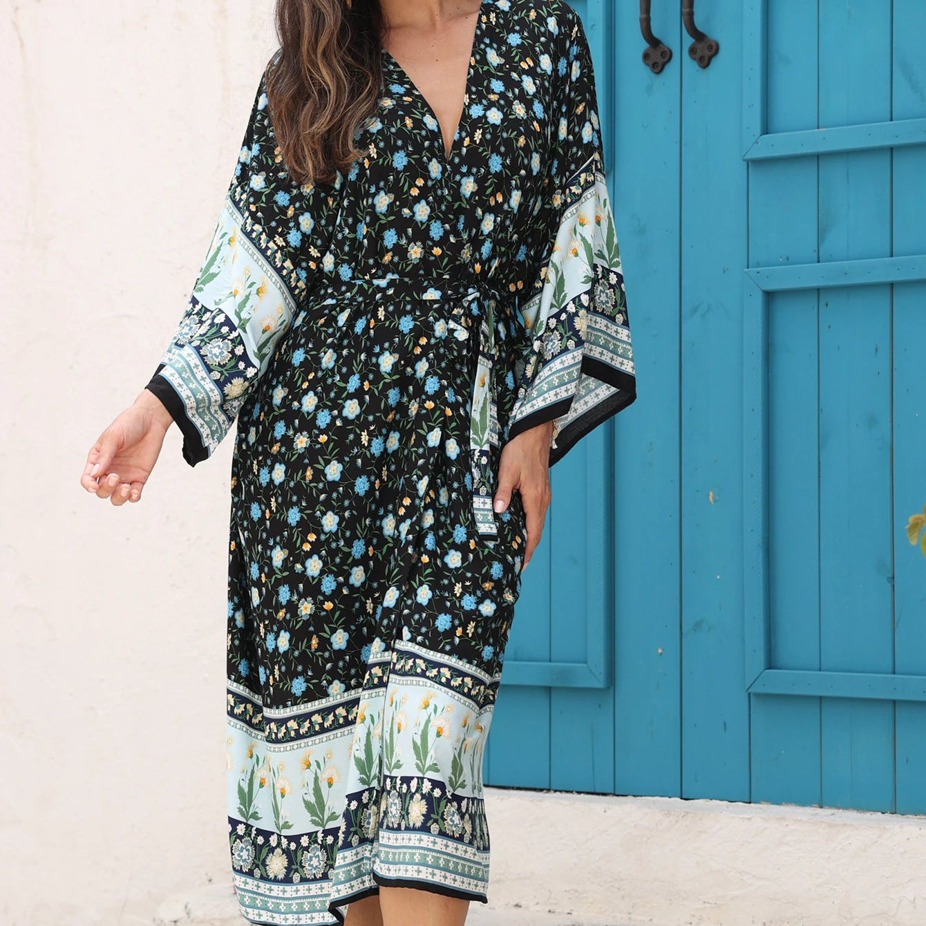 Kimono de Plage Noir Fleuri Design